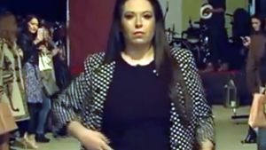 Nu e glumă: OANA ROMAN a ajuns fotomodel! Au apărut primele imagini cu vedeta defilând pe podiumul de modă!