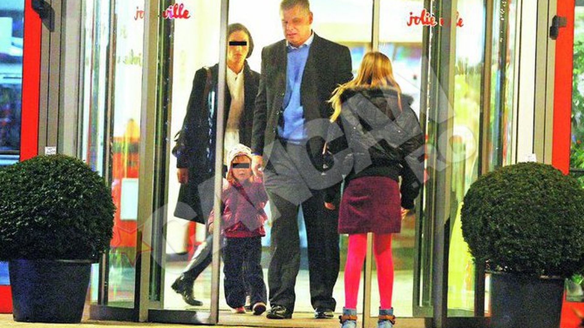 Seful Bancii Transilvania, Robert Rekkers, a iesit in oras cu fiica si o bruneta misterioasa! "Bancherul anului" a scos fetele la mall