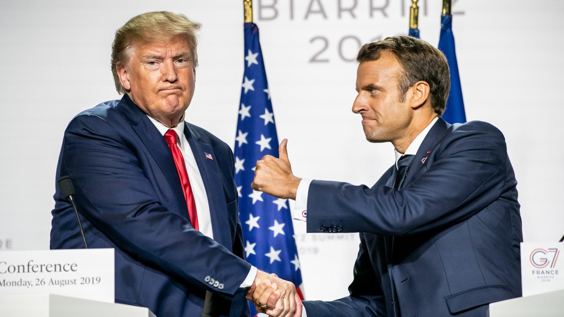 Donald Trump vs. Emmanuel Macron! Duelul „strângerii de mână” care a devenit viral pe TikTok!