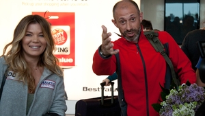 L-a asteptat cu flori si apa la aeroport! Uite cum a reactional Gina Pistol cand si-a revazut colegul de la Raliul Deltei Dunarii
