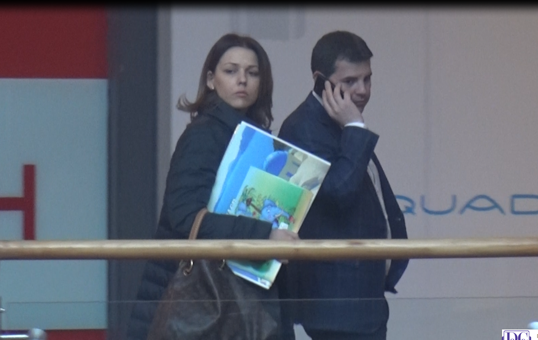 Cei doi se îndreaptă către liftul care-i va duce la parter