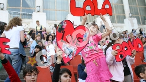 Componentii trupei LaLa Band au schimbat 120 de tinute in primul concert "LaLa Summer Love"- "Nota 20 pentru public, nota 20 pentru fani"