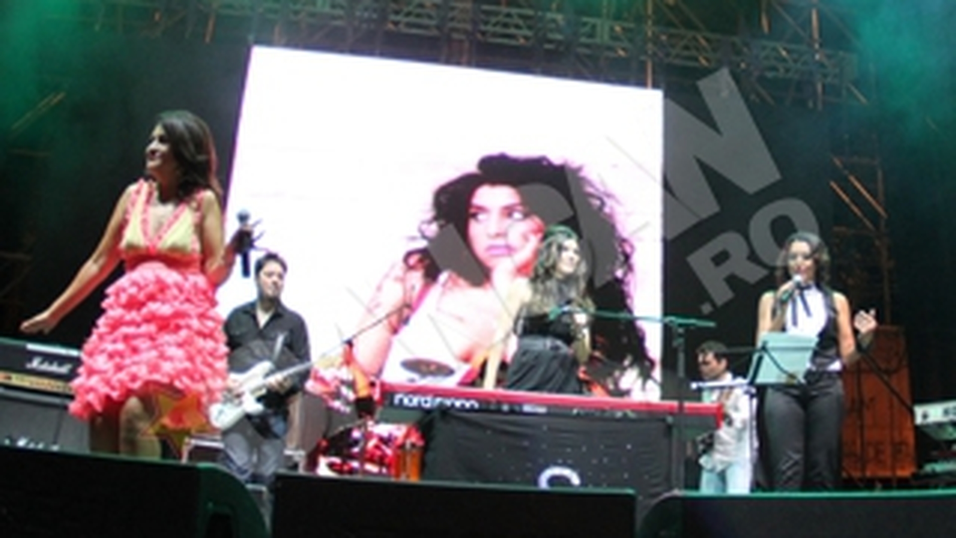 5.000 de romani i-au adus tribut cantaretei Amy Winehouse