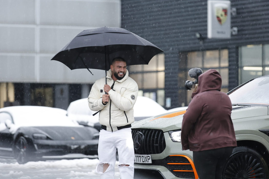 Pe un ger năprasnic, vloggerul Dorian Popa a scos-o pe asistenta Cori la înaintare pentru filmarea unui nou vlog (Foto: CANCAN.RO)