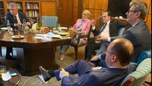 Reacția premierului Orban după ce a apărut fotografia din biroul său unde se bea și se fumează: ”Asta e!”
