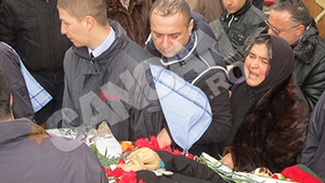 Leo din Strehaia şi-a înmormântat tatăl fără manele! A plâns şi a stat tot timpul cu mâinile pe sicriu!