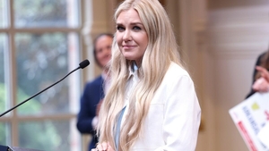Erika Kirk, acuzată că ar fi mers la cumpărături la mai puțin de 24 de ore de la moartea soțului ei. Cum răspund reprezentanții săi
