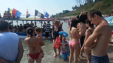 Ii inghesuie ca pe sarmale pentru profit, dar nu se gandesc si la siguranta lor. Imagini inedite cu vaporasele de pe litoral