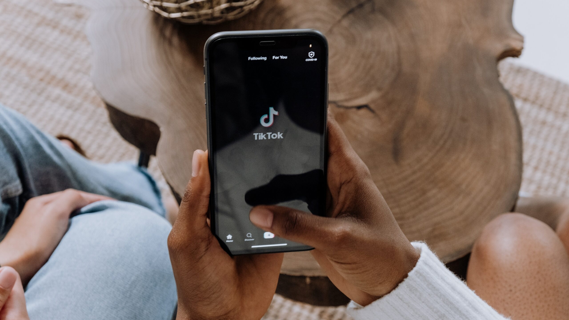 Aceste persoane nu vor mai avea voie să folosească TikTok în România. Va fi lege, trebuie să îl șteargă din telefon