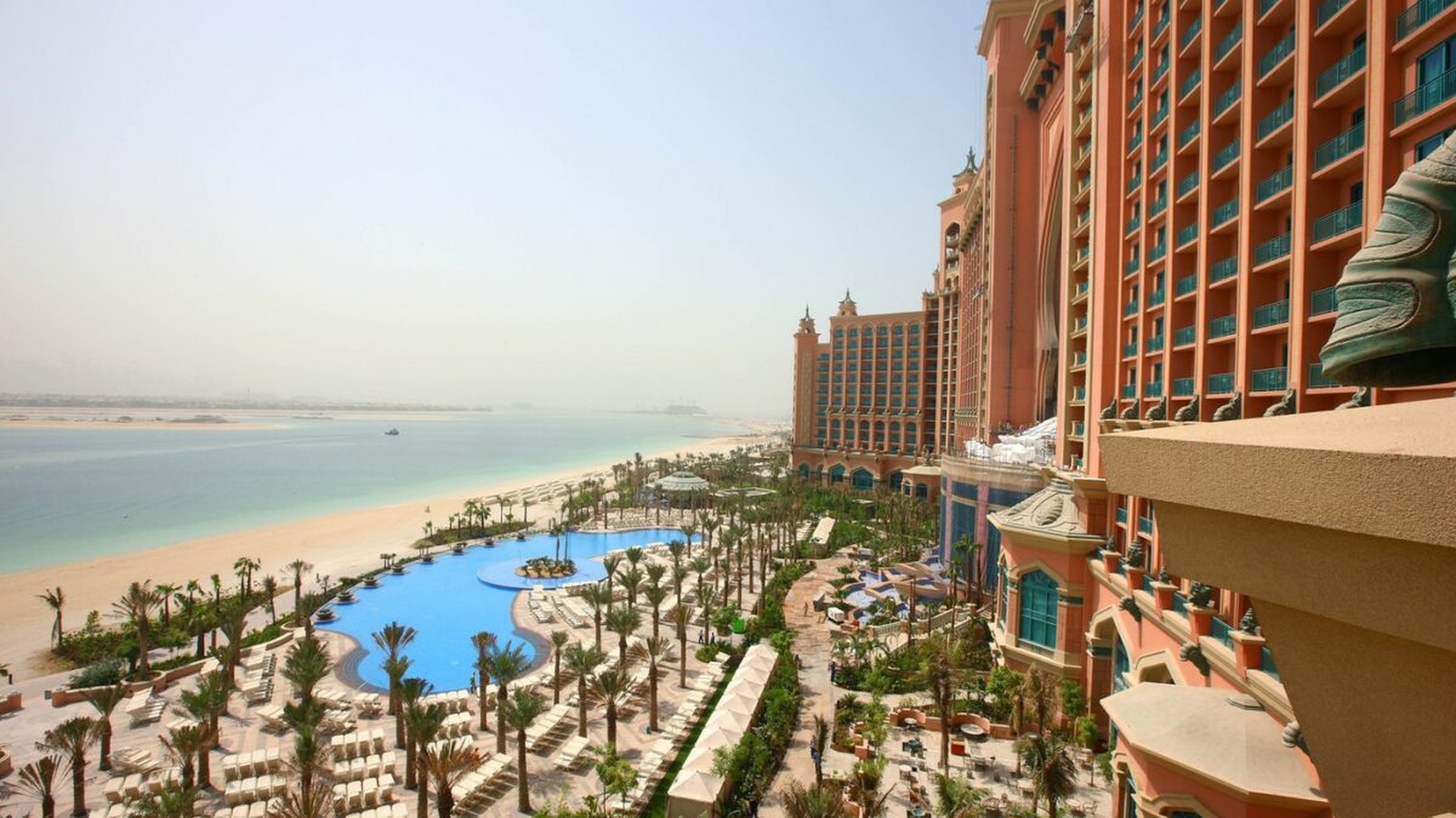 Dezgustător! O femeie aflată în vacanţă în Dubai a trăit şocul vieţii la piscină. Ce făcea bărbatul de lângă ea