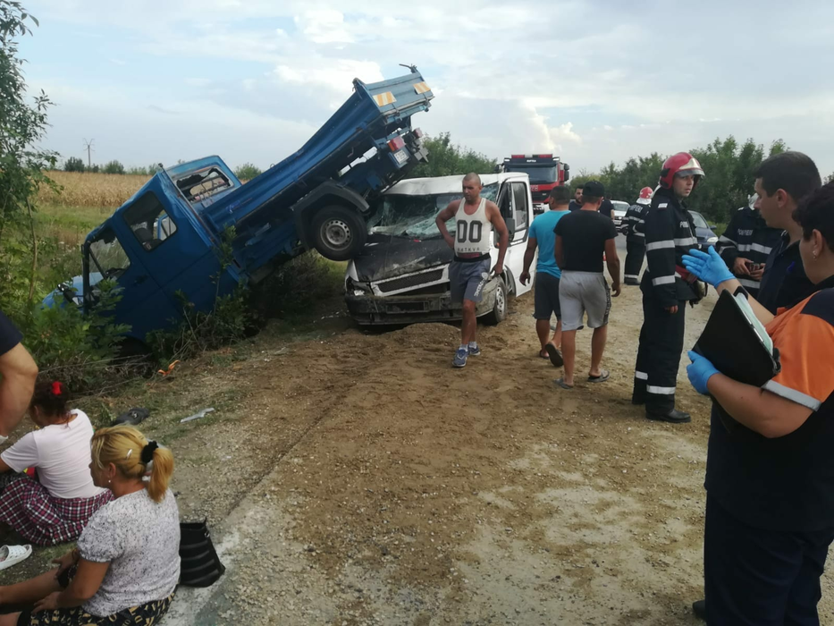Accident grav în Dâmbovița! O basculantă cu nisip s-a ciocnit cu un microbuz