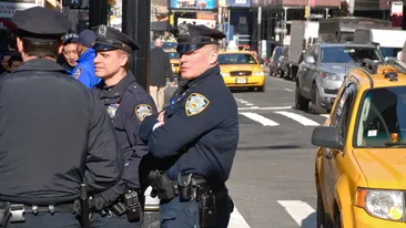 Sunt terorizati ca politia ii dezbraca folosind o dubita cu raze X! Ce masuri au luat locuitorii unui mare oras!