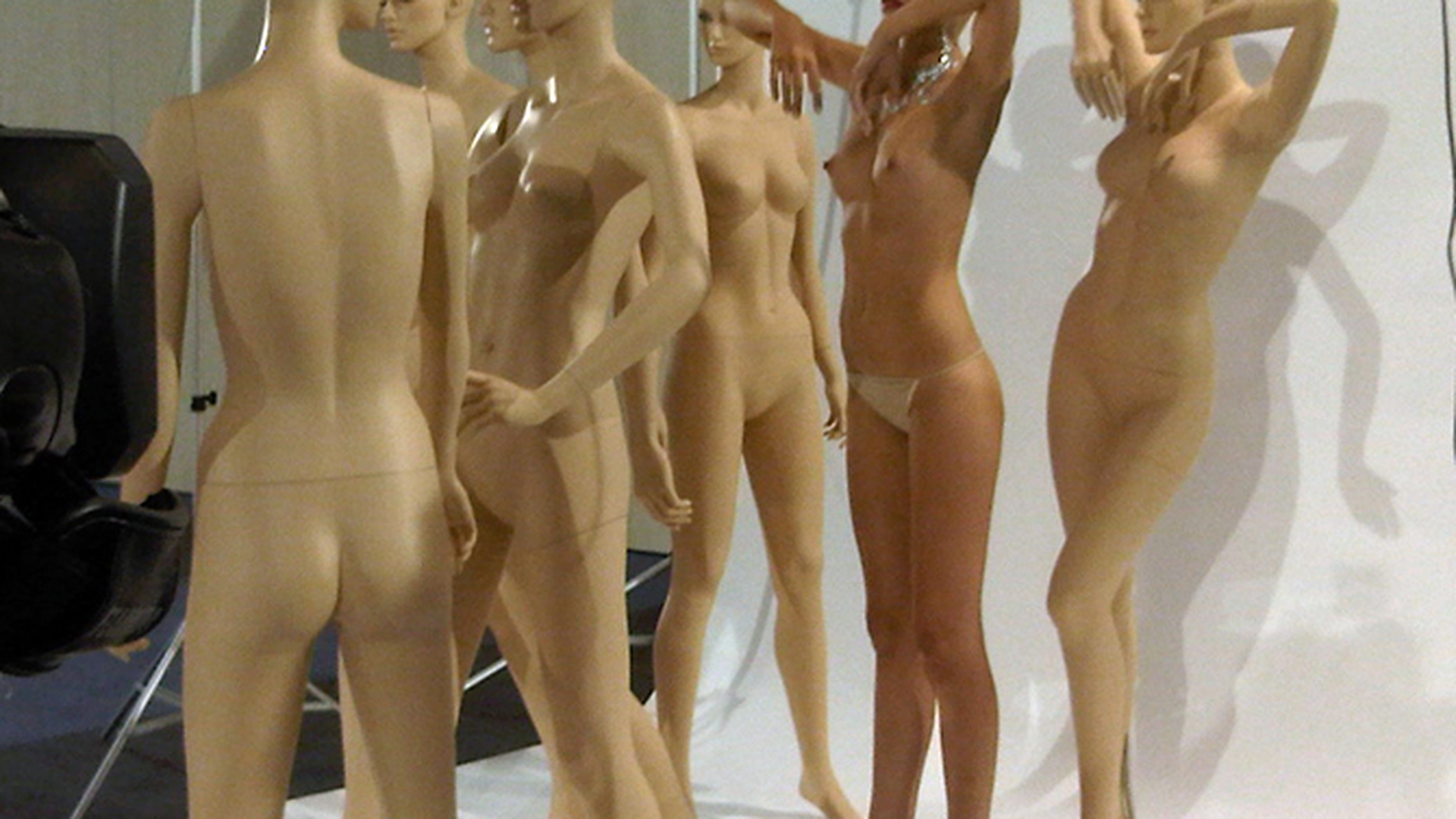 Prea dezbracate! Fetele de la Next Top Model tunse la 0, interzise pe Facebook!