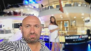 CĂTĂLIN SCĂRLĂTESCU nu se mai opreşte din slăbit! Celebrul bucătar a ajuns să fie de nerecunoscut, iar toată lumea i-a spus că a întinerit