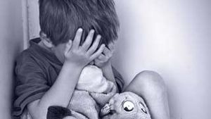 Batuta cu bestialitate de propriul tata! Fetita de numai doi ani lovita cu furtunul de la masina de spalat!