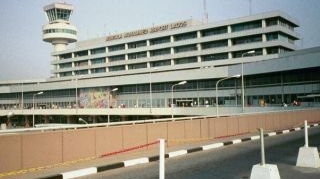Politician nigerian, arestat pe aeroportul din Lagos cand incerca sa scoata din tara 2,1 kg de cocaina, ascunse in stomac
