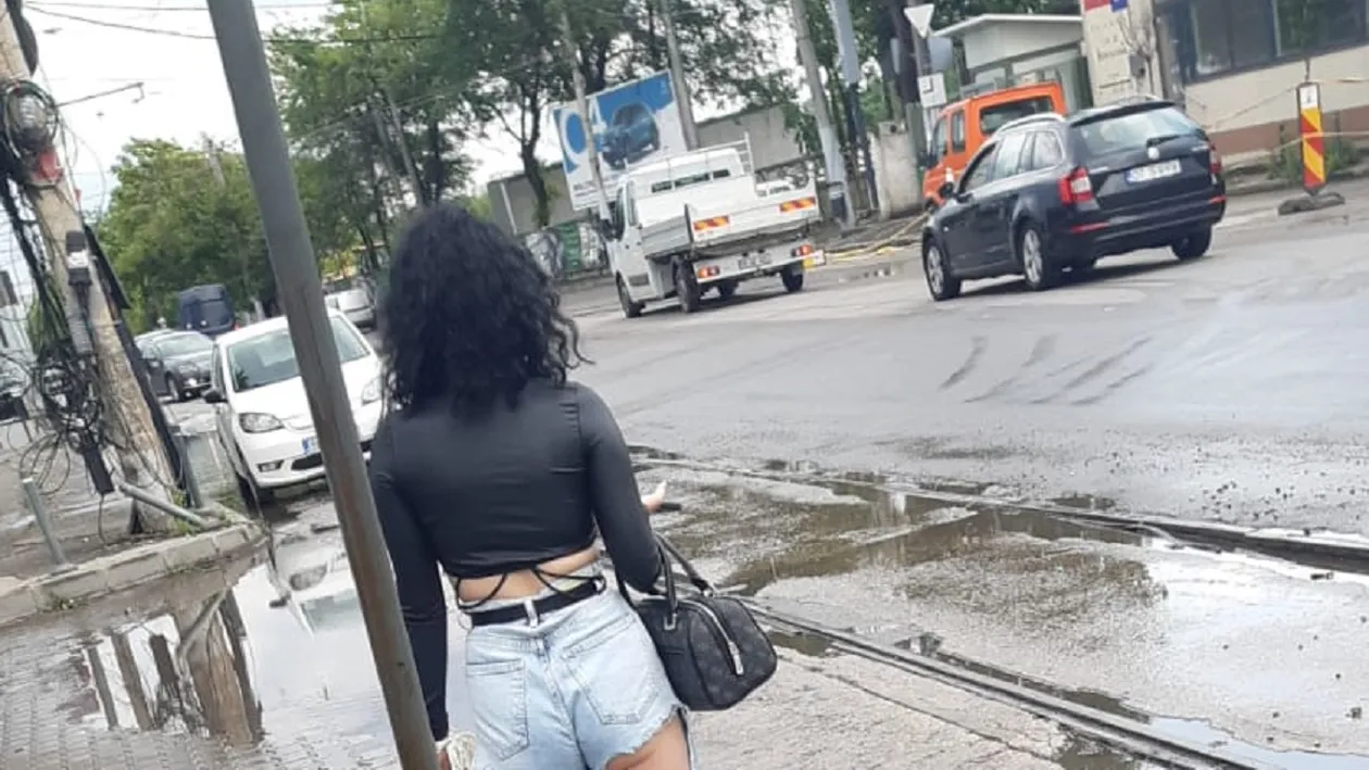 Imagini incredibile. Cum a apărut îmbrăcată o adolescentă, într-o stație de autobuz din București - Un pensionar a privit-o cu dispreț minute în șir. FOTO