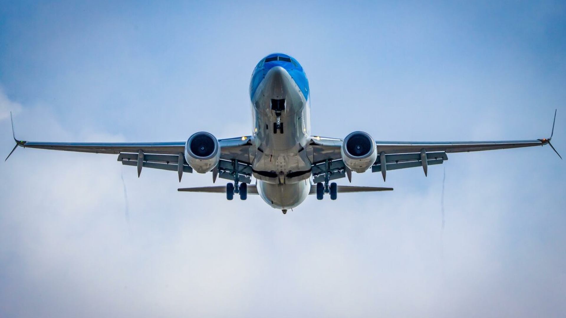 Momente de panică la bordul unui avion! Un pasager, la un pas de tragedie după ce geamul cabinei s-a spart în timpul zborului: "Cu greu au reușit să-l tragă înapoi"