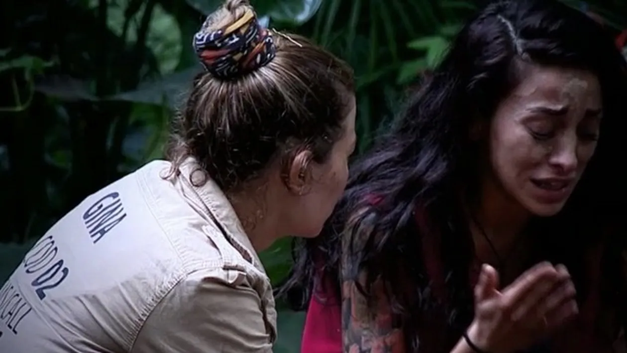 Ruby nu se poate opri din plans! Are fata plina de cosuri si situatia e din ce in ce mai grava: Arat ca ultima buboasa!