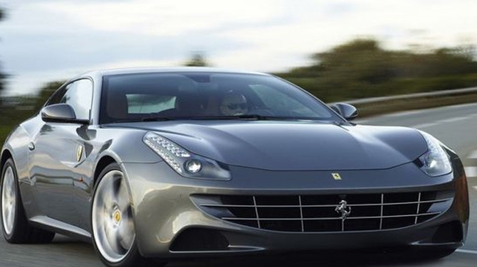 Ferrari pe taraba! Cel mai nou model al constructorului italian se vinde la targul Vitan!