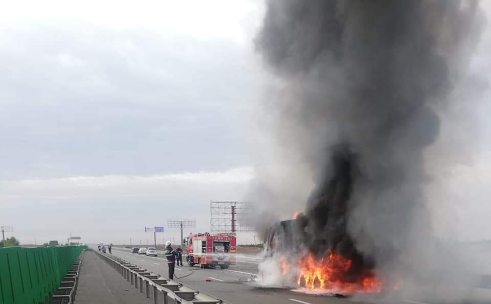 Imagini de groază. Un camion a izbucnit în flăcări pe autostradă. Traficul a fost blocat