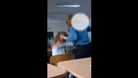 Două eleve din Târgu Neamț s-au bătut sub privirile colegilor. Fimarea a devenit virală (video)