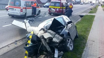 Un stâlp de beton s-a prăbuşit peste un BMW şi l-a făcut praf, în Iaşi! VIDEO cu accidentul şocant din care o familie a scăpat ca prin minune