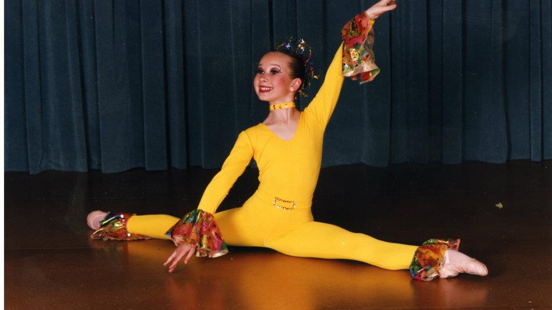 Pariu ca nu o recunosti? Ce cantareata de la noi trebuia sa se faca balerina, dar nu pierde ocazia sa danseze in toate clipurile