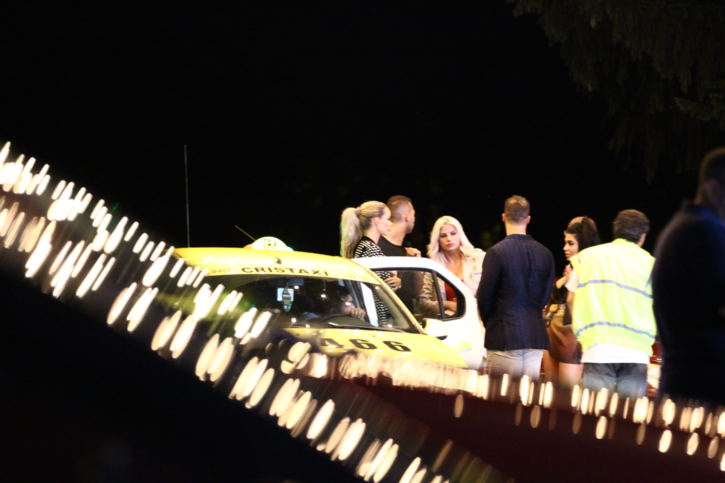 Bianca și Tristan urcă în taxi