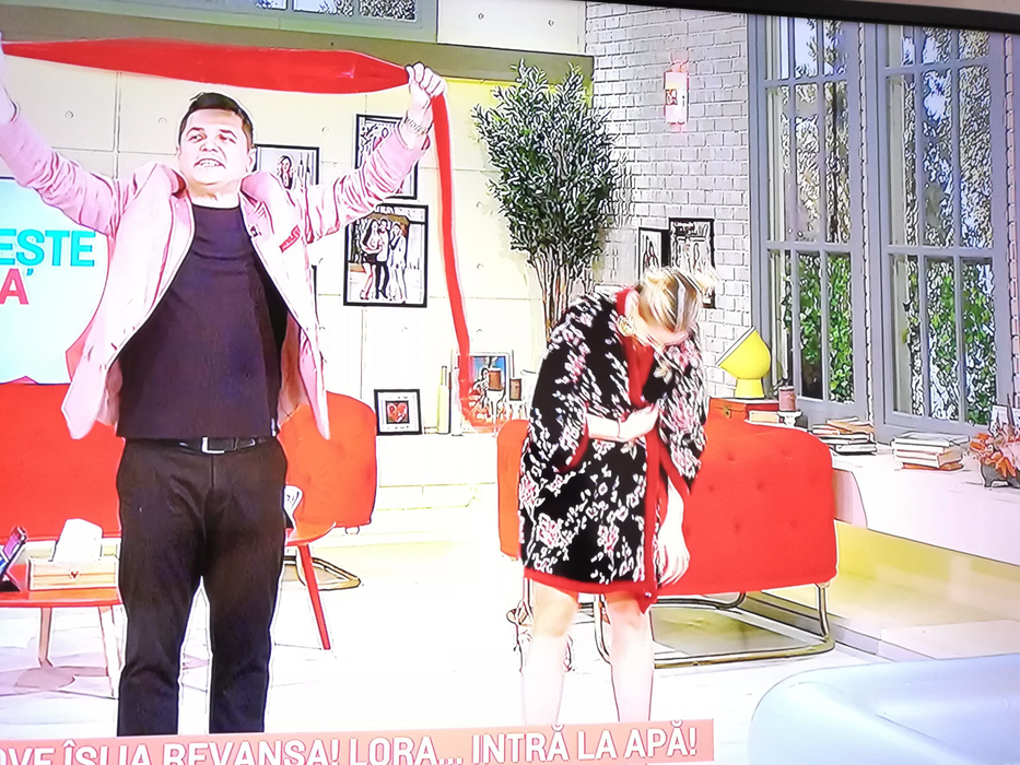 Lora a promis că se dezbracă în costum de baie, a făcut-o, dar l-a păcălit, totuși, pe Cove