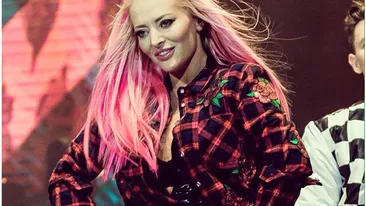 S-a îmbrăcat într-un tricou ud şi a renunţat la sutien! DELIA a pus bărbaţii pe jar!