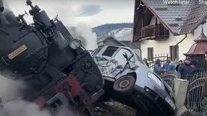 ULTIMA ORĂ! S-a răsturnat Mocăniţa, după un impact violent cu o maşină. Şoferul a intrat direct în locomotivă