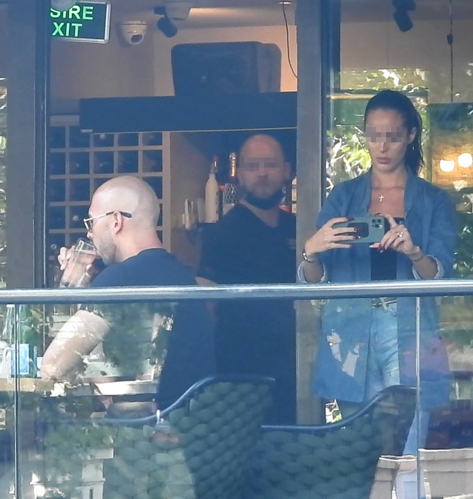 Andrew Cobra Tate, fratele celebrului Tristat Tate, a făcut o ședință foto chiar pe terasa unui restaurant din București