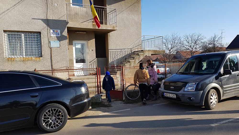 Şi-a legat copiii cu fire de curent de la priză, pentru a-şi şantaja consoarta fugită de acasă! A filmat totul şi a trimis imaginile femeii care s-a îngrozit