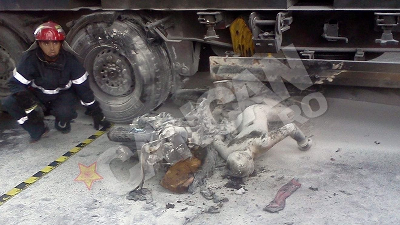 Atentie, imagini socante! S-a facut scrum dupa ce a intrat cu scuterul sub un tir