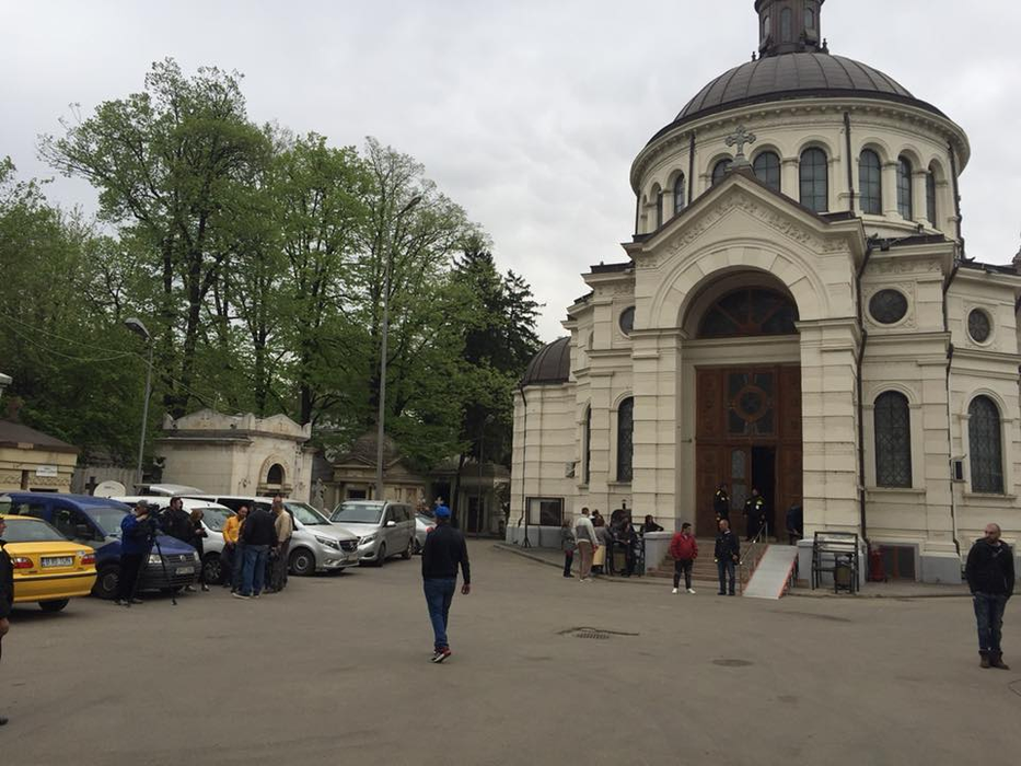 Andreea Tonciu a venit cu o coroană impresionantă la capela unde este depusă Ionela Prodan