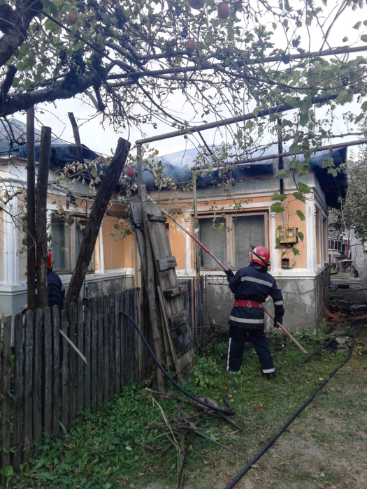 Incendiul a afectat trei locuințe din Valea Lungă, Dâmbovița