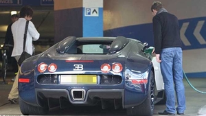 Aproape 1.000 de lei pentru a face plinul unui Bugatti Veyron!