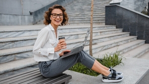 (P) Ce sneakers porți la birou și cum îi integrezi în outfit