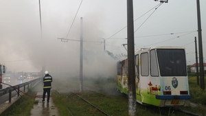 Incident bizar în Craiova! Un tramvai a luat foc după ce a fost lovit de fulger