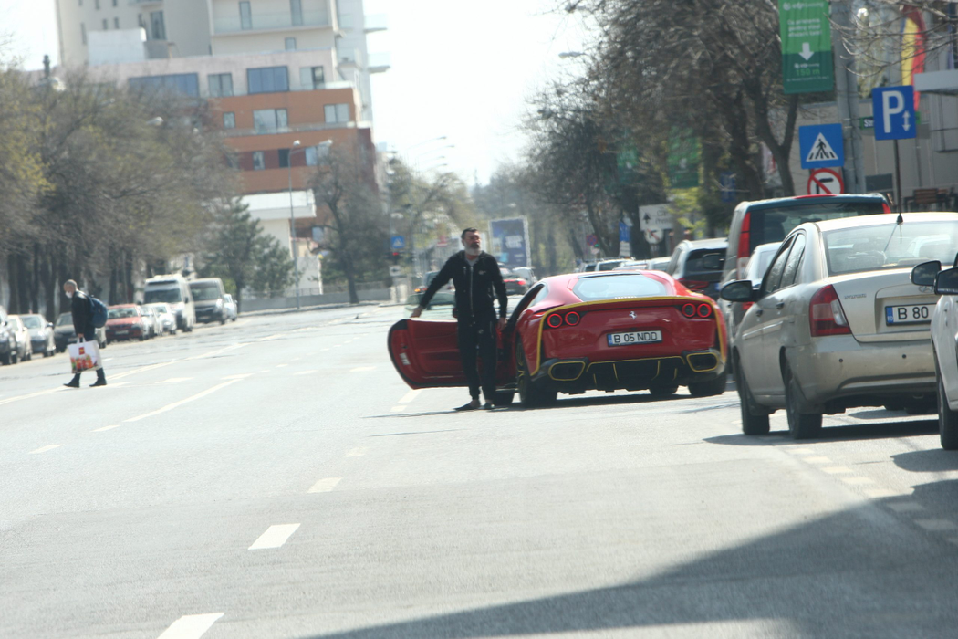 Dan Nicorescu a ajuns la centrul comercial și coboară din Ferrari