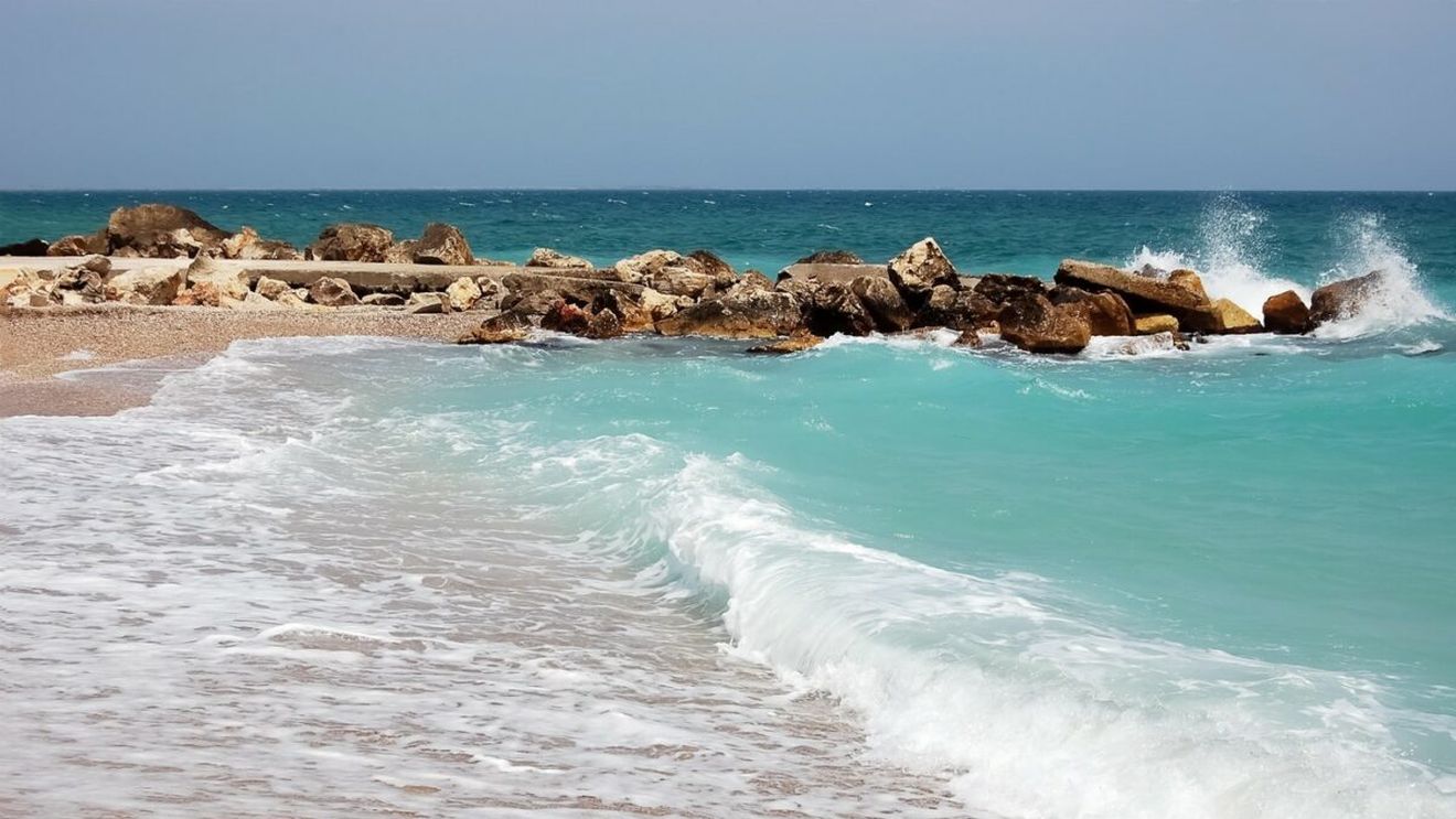 Stupoare pentru turiștii de pe litoralul românesc. Fenomenul inedit care a avut loc: ce s-a întâmplat cu apa Mării Negre