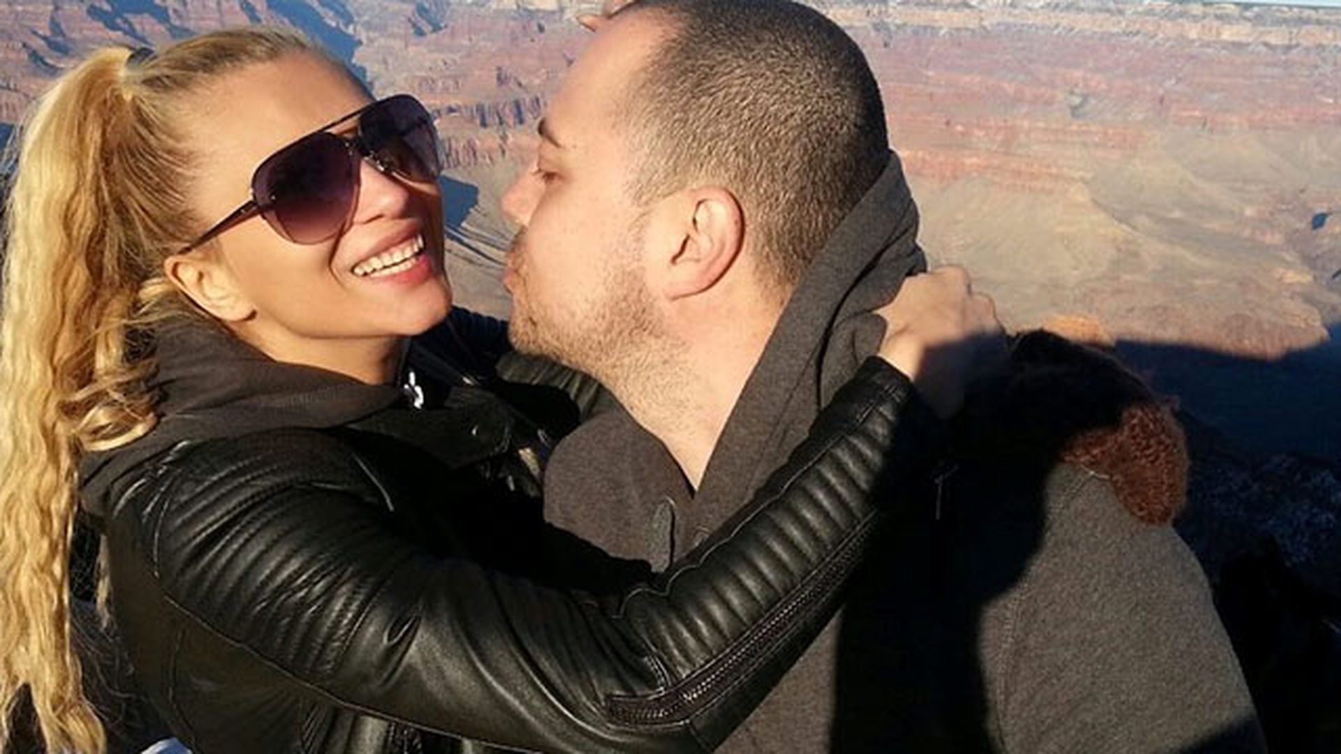 Abia a divortat ca l-a si inlocuit! Cine este barbatul care doarme acum seara de seara cu Lora! A ajuns sa ii controleze viata