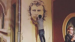 Chipul lui Ilie Balaci, pictat pe un zid din centrul Craiovei, la un an de la moarte