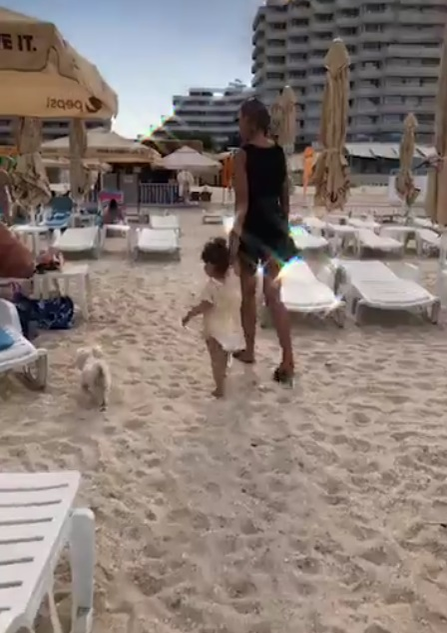 Bianca Drăgușanu a atras toate privirile în Mamaia! Cum a fost surprinsă pe plajă cu Sofia: “Ce curajoasă e doamna”