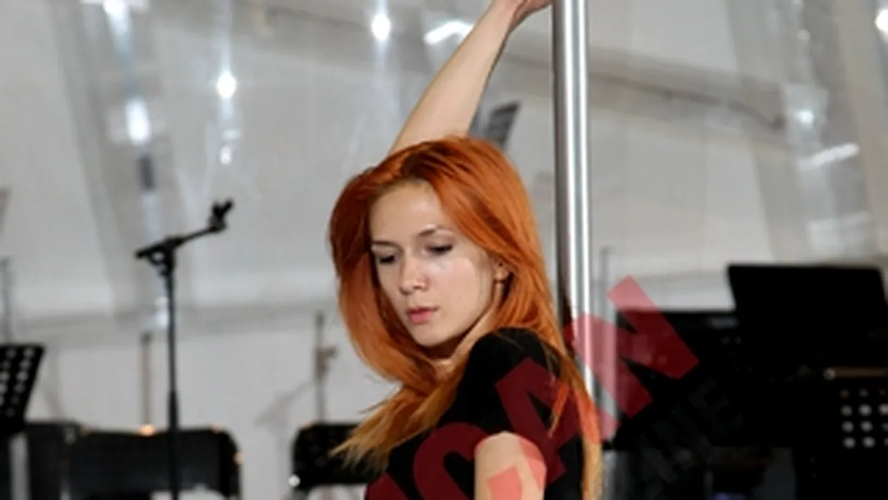 Wow! Uite ce bine se misca Adela Popescu si Paula Seling dansand la bara