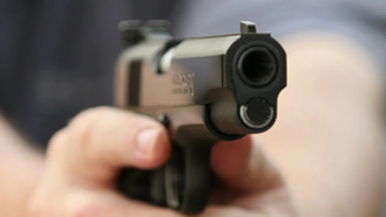 Tineri arestati dupa o altercatie pe strada, asupra unuia dintre ei fiind gasit un pistol