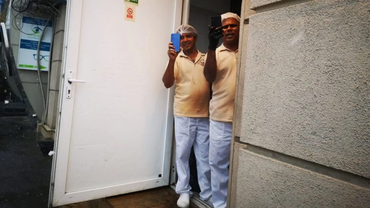 Doi bărbați din Sri Lanka au văzut zăpadă pentru prima oară în viața lor