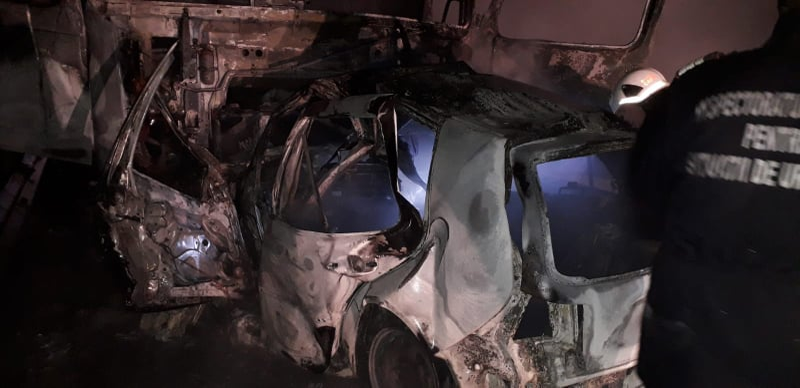 Accident teribil! Un automobil și un tir s-au ciocnit și au luat foc. Un șofer a murit