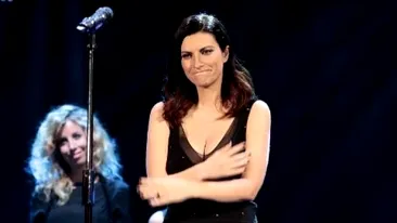 Laura Pausini şi-a arătat zona intimă pe scenă: O am ca... VIDEO